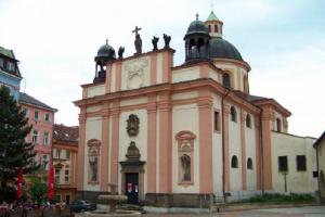 Kostel Povýšení sv. Kříže připomíná slohově vatikánský chrám sv. Petra