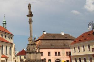 Mariánský sloup je ozdobou Masarykova náměstí v Rokycanech