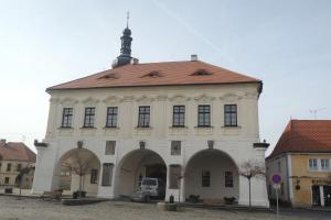 Radnice ve Velvarech je renesančně-barokní stavba