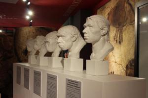 Nová antropologická expozice v Humpolci láká na unikátní model pračlověka v životní velikosti
