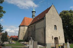 Kostel Nalezení sv.Kříže je dominantou Bříství Kostel Nalezení sv.Kříže je dominantou Bříství