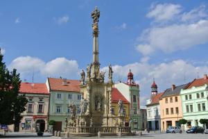 Ozdobou náměstí v Uničově je mariánský sloup Ozdobou náměstí v Uničově je mariánský sloup