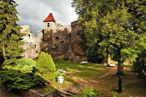 Galerie Klatovy / Klenová zve na výstavu Matěj Fabián / Shitty Times, Mira Gáberová / Svoboda , Jaro Varga / Situace
