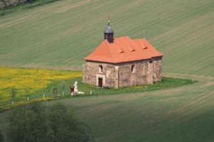 Kostel sv. Petra a Pavla v Dolanech stojí zcela o samotě v údolí Mže