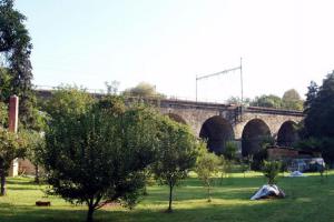 Železniční viadukt Děvět kanálů se nachází v Úvalech
