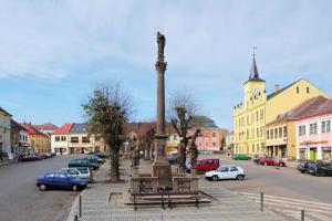 Mariánský morový sloup je ozdobou náměstí Lomnice nad Popelkou