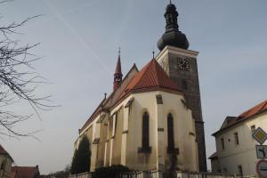 Nepřehlédnutelnou dominantou Velvar je kostel sv.Kateřiny