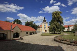 Broučci architekta Zdeňka Podhůrského v Zámeckém areálu Ctěnice