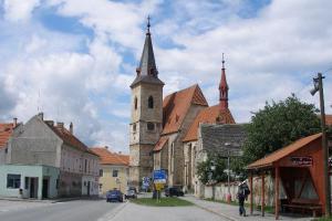 Kostel sv. Máří Magdalény ve Chvalšinách patří k vrcholným dílům rožmberské huti