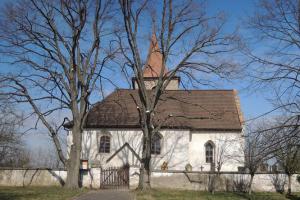 Kostel Navštívení Panny Marie je dominantou obce Vysoká