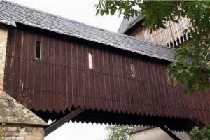 Roubený vzpěradlový krytý most na Karlštejně vede na donjon hradu Roubený vzpěradlový krytý most na Karlštejně vede na donjon hradu