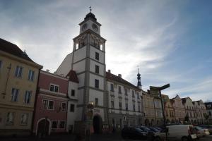 Součástí radnice v Třeboni je i vysoká hláska