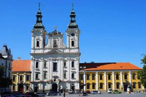 Kostel sv. Františka Xaverského je charakteristická jezuitská stavba