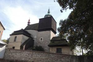 Kostel v Pravoníně je původně románská rotunda s věží