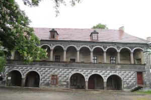 Naproti vodnímu hradu v České Lípě stojí Červený dům
