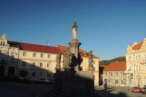 Mariánské sousoší je ozdobou Komenského náměstí ve Voticích