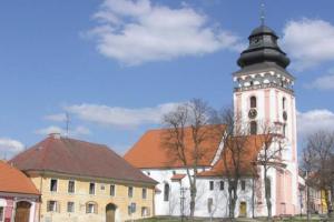 Kostel sv. Matěje vytváří charakteristickou dominantu Bechyně