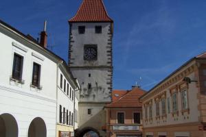Jediná dochovaná brána v Mělníku je Pražská brána