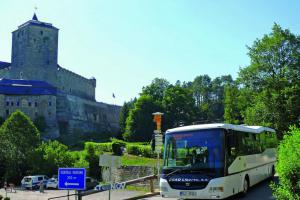 Turistické autobusy v Českém ráji přepravily o tisíce turistů víc než loni Turistické autobusy v Českém ráji přepravily o tisíce turistů víc než loni