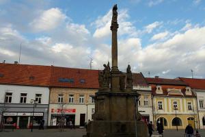Mariánský sloup v Poděbradech je jedna z dominant dotvářející prostor náměstí