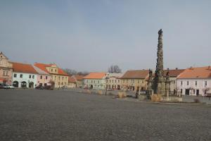 Mariánský sloup je dominantou náměstí ve Velvarech Mariánský sloup je dominantou náměstí ve Velvarech