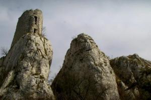 Dominantou Pálavských vrchů je Sirotčí hrádek Dominantou Pálavských vrchů je Sirotčí hrádek