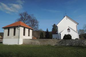 Kostel sv.Fabiána a Šebestiána se nachází na břehu Slapské přehrady
