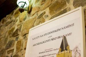 Výstava Archeologické nálezy na Studentském náměstí v Kadani