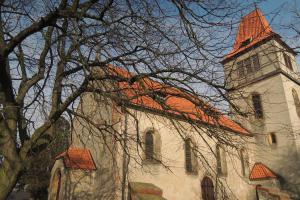 Kostel Povýšení sv.Kříže je dominantou obce Mečeříž