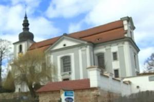 Kostel sv.Vojtěcha ve Vejprnicích stojí na místě středověké tvrze