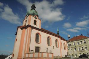 Barokní kostel sv.Mikuláše v Novém Kníně skrývá románské detaily Barokní kostel sv.Mikuláše v Novém Kníně skrývá románské detaily