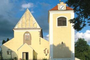 Kostel sv.Mikuláše Benešově zdobí sochy Matyáše Bernarda Brauna