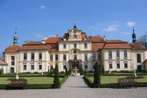 Zámek v Jemništi je významným dílem české vrcholně barokní architektury Zámek v Jemništi je významným dílem české vrcholně barokní architektury