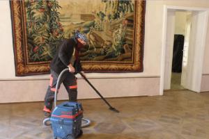 Na hradech a zámcích šijí roušky, uklízejí interiéry i zahrady Na hradech a zámcích šijí roušky, uklízejí interiéry i zahrady