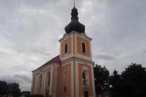Kladrubskému náměstí vévodí kostel sv.Jakuba