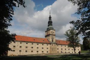 Barokní sýpka v Plasech skrývá gotickou patrovou kapli