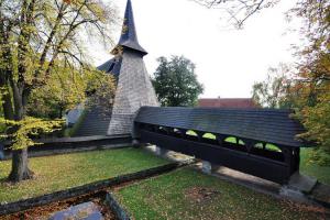 Dřevěný krytý barokní most v obci Kočí vede do kostela sv.Bartoloměje