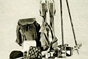 Moderní lyžařská výstroj do hor z roku 1930 Moderní lyžařská výstroj do hor z roku 1930