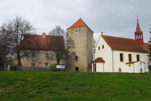 Kostel sv. Bartoloměje ve Slavkově je příkladem sakrální stavby sloužící k potřebám šlechtického sídla