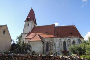 Kostel sv.Ondřeje je dvoulodním gotickým kostelem