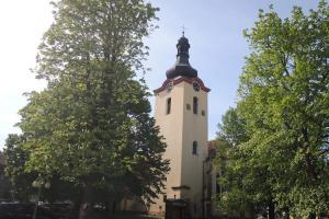 Kostel sv. Václava v Budyni nad Ohří je dominantou náměstí