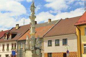 Mariánský morový sloup v Horní Stropnici je významným urbanistickým prvkem