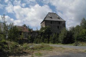 Z tvrze v Čachrově se dochoval věžovitý palác