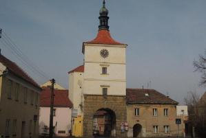 Ve Velvarech se z městských bran a branek dochovala jen Pražská brána a fortna Ve Velvarech se z městských bran a branek dochovala jen Pražská brána a fortna